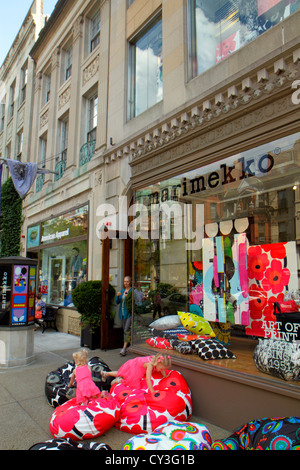 Boston Massachusetts, Back Bay, Newbury Street, Luxus, Namensmarke, Shopping Shopper Shopper Shopper Shops Markt Märkte Marktplatz Kauf Verkauf, Einzelhandel Stockfoto