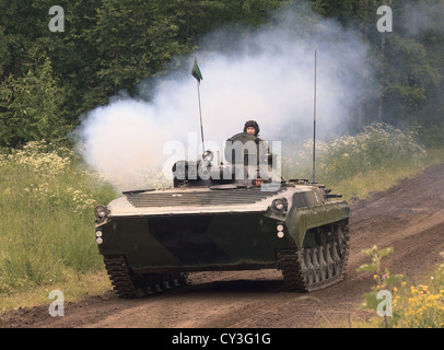 Eine finnische Armee BMP-2 Schützenpanzer Drehfreude der Motor mit einer Rauchfahne Auspuff. Stockfoto