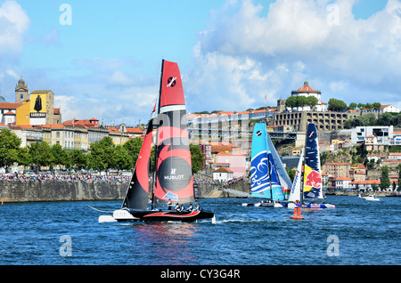 Cataramans Rennen auf dem Fluss Douro in der Nähe von der Stadt Porto Stockfoto