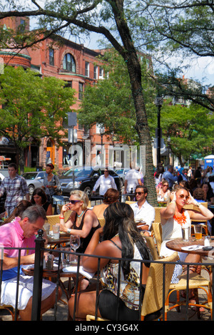 Boston Massachusetts, Newbury Street, High-End, Luxus, Markenbezeichnung, Shopping Shopper Shopper Shopper Shops Markt Märkte Marktplatz Kauf Verkauf, Einzelhandel Stockfoto