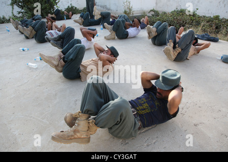 Afghanische Polizei Auszubildenden führen Bauchmuskelübungen in Polizei-Akademie-Ausbildung bei Musa Qala Bezirk Mitte 2. Oktober 2012 in der Provinz Helmand, Afghanistan. ALP Auszubildenden begann ihre zweiten Tag der Ausbildung mit einem körperlichen Training. Stockfoto