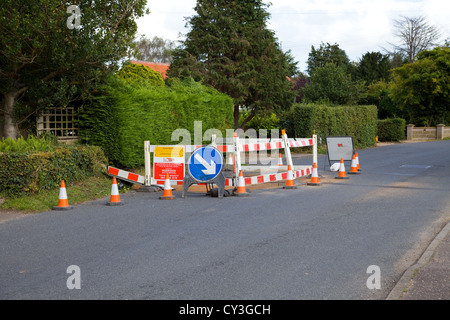 Städtischen britische Baustellen & Lane Schließung mit Zapfen, Wächter Barrieren & halten Sie richtige Zeichen & andere Zeichen auf eine B-Straße in Norfolk, Großbritannien. Stockfoto