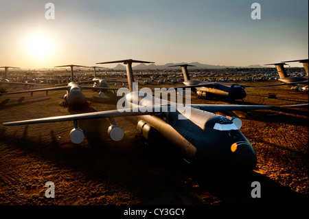 C-5 Galaxy und andere Flugzeuge sitzen bei Sonnenuntergang an der 309. Aerospace Maintenance and Regeneration Group, oft als Talon 26. September 2012 an Davis-Monthan Air Force Base in Arizona. 309. AMARG ist ein Air Force Flugzeuge und Raketen Lagerung und Wartung in Tucson. Stockfoto