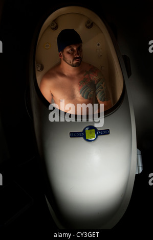 Spezialist für US-Luftwaffe öffentliche Angelegenheiten sitzt in einem Bod Pod an der Basis Gesundheits- und Wellness-Center 10. Oktober 2012 Hurlburt Field, Florida. Bod Pod ist Teil einer Körper-Zusammensetzung-Klasse und bietet genaue Körperfettmessungen und Gewicht Klasse Ebenen. Stockfoto