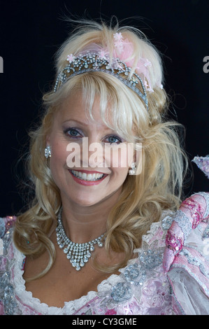 Malandra Burrows (Emmerdale), die gute Fee in Dornröschen-Pantomime im Grand Theatre in Swansea spielt. Stockfoto