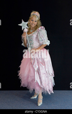 Malandra Burrows (Emmerdale), die gute Fee in Dornröschen-Pantomime im Grand Theatre in Swansea spielt. Stockfoto