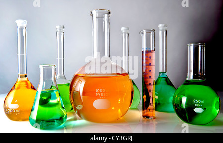 Lab Glaskolben gefüllt mit farbigen Flüssigkeiten. Stockfoto