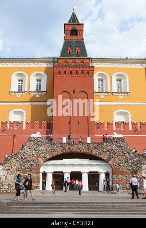 Mitte-Arsenal-Turm des Kremls im Alexandergarten in Moskau, Russland Stockfoto