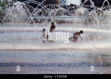 Boston Massachusetts, Christian Science Plaza, Kinderbrunnen, Wasser, spielen, junge Jungen, männliches Kind Kinder Kinder Jugendliche, Mädchen Mädchen, weiblich, silho Stockfoto