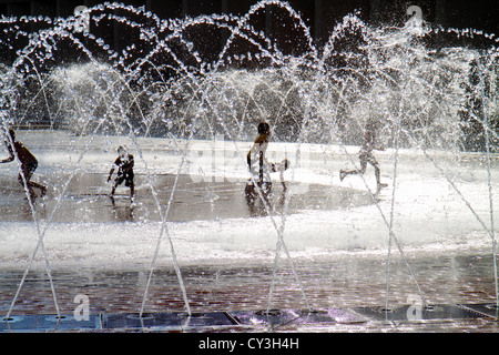 Boston Massachusetts, Christian Science Plaza, Kinderbrunnen, Wasser, spielen, junge Jungen, männliches Kind Kinder Kinder Jugendliche, Mädchen Mädchen, weiblich, silho Stockfoto