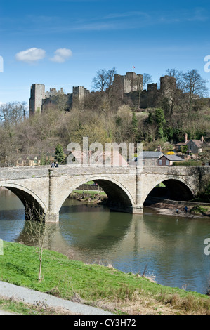 Dinham Brücke über Fluß Teme mit Schloss Ludlow, Shropshire, UK Stockfoto