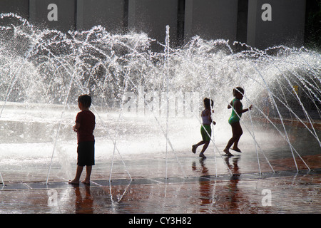 Boston Massachusetts, Christian Science Plaza, Kinderbrunnen, Wasser, spielen, Schwarze Jungen, männliches Kind Kinder Kinder Jugendliche, Mädchen Mädchen, weiblich Stockfoto