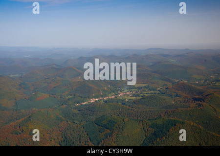 Nordvogesen im Herbst, nahe der deutschen Grenze, Dambach, Bas Rhin, Elsass, Frankreich Stockfoto