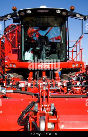 Grimme Rexor 620 Set Zuckerrüben Harvester gegen einen klaren, blauen Himmel, UK. Stockfoto