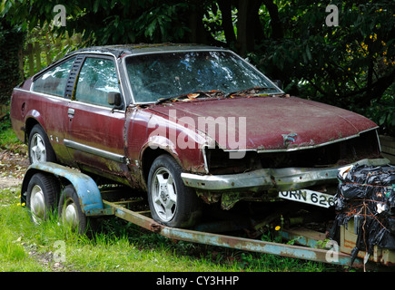 Ein altes Auto auf einem Anhänger in Großbritannien. Stockfoto