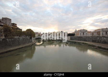 eine fantastische Aussicht auf den Fluss Tevere von der Brücke Roma, Rom, photoarkive Stockfoto