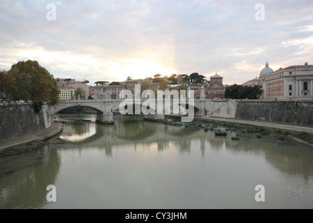 eine fantastische Aussicht auf den Fluss Tevere von der Brücke Roma, Rom, photoarkive Stockfoto