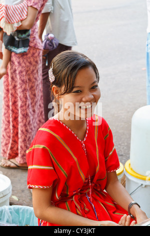 Junge Mädchen mit traditionellen Thanaka Make-Up im Gesicht in Rangun, Myanmar Stockfoto