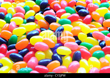 Hintergrund der bunten Süßigkeiten fällt, leckere bonbons Stockfoto