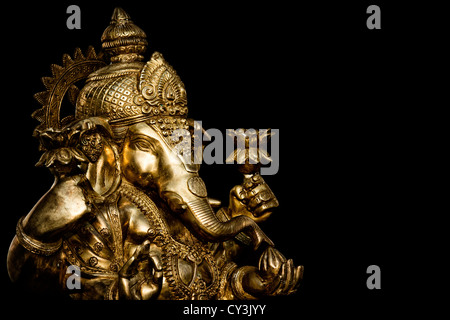 Hinduistische Elefantengott. Lord Ganesha Statue vor schwarzem Hintergrund Stockfoto