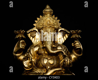 Hinduistische Elefantengott. Lord Ganesha Statue vor schwarzem Hintergrund Stockfoto