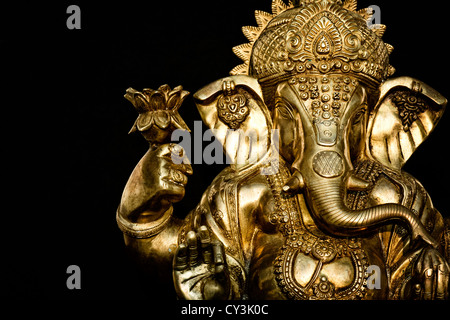 Hinduistische Elefantengott. Lord Ganesha Statue vor schwarzem Hintergrund Stockfoto