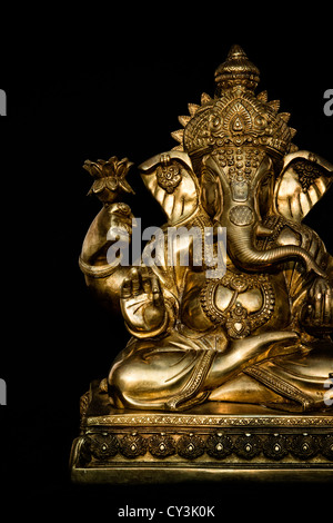 Hinduistische Elefantengott. Lord Ganesha Statue vor schwarzem Hintergrund Stockfoto