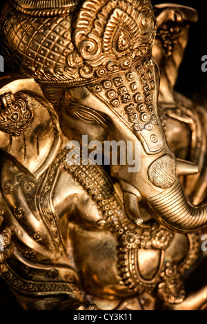 Hinduistische Elefantengott. Lord Ganesha Statue vor schwarzem Hintergrund Stockfoto