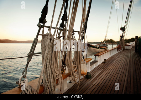 Auf dem Deck an Bord der historischen Großsegler verankert 'Zodiac' vor Lopez Island in den San Juan Inseln des Puget Sound, Washington, USA Stockfoto