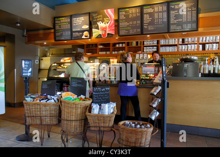 Maine Freeport, Main Street, Highway Route 1, Café, Starbucks Coffee, Barista, Vitrinenverkauf, Schalter, Menü, Gast, ME120826019 Stockfoto