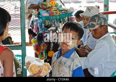 Kleiner Junge mit traditionellen Thanaka Creme auf seinem Gesicht in Rangun, Myanmar Stockfoto