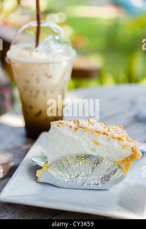 Kokos-Kuchen mit Eiskaffee am Nachmittag rechtzeitig auf Tisch Stockfoto