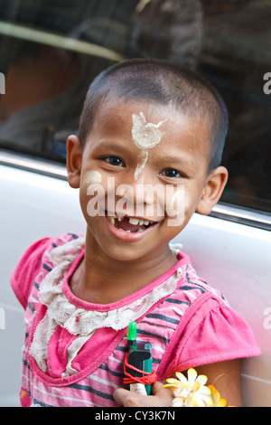 Kleiner Junge mit traditionellen Thanaka Creme auf seinem Gesicht in Rangun, Myanmar Stockfoto