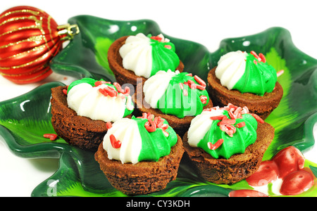 Lecker und dekorierten Brownie auf einen bunten Teller, Weihnachts-Dekor, rote Kugel Stockfoto