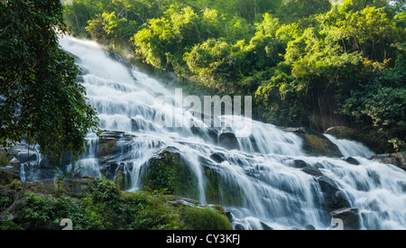 Maeya Wasserfall von Chiangmai Thailand mit Licht der Sonne hautnah Stockfoto