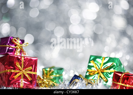 Silber Weihnachten Hintergrund mit Geschenken Stockfoto