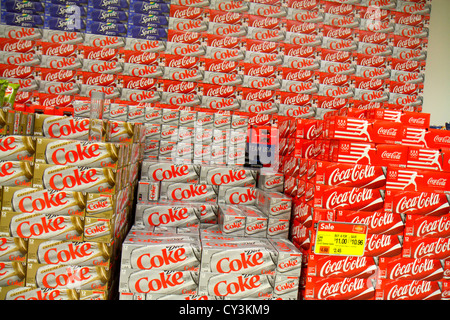 Portland Maine, Scarborough, Shaw's, Lebensmittelgeschäft, Supermarkt, Vitrinenverkauf, Marken, Cola, Coca Cola, alkoholfreie Getränke, Getränke, Koffer, 12 Stück, ME12082611 Stück Stockfoto