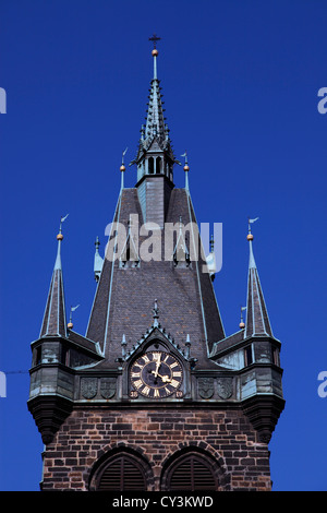 Gotischen Türmen der Jindrisska Vez-Turm und eine Straßenszene mit einer Straßenbahn in Prag, Tschechische Republik Stockfoto