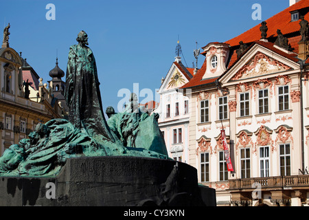 Jan Hus Denkmal-Statue und der Narodni Galerie (Galerie) in der Altstädter Ring, Prag, Tschechische Republik Stockfoto