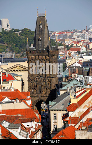 Skyline von Prag und der Pulverturm in Prag, Tschechische Republik Stockfoto