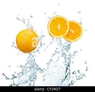 frische Orangen mit Spritzwasser auf weißem Hintergrund Stockfoto