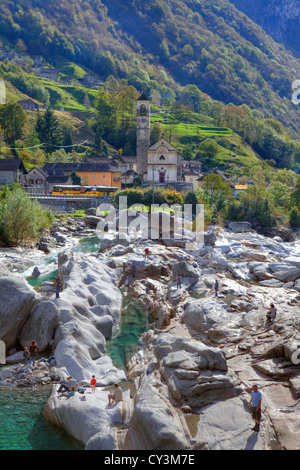 Lavertezzo und den Fluss Verzasca im Tessin, Schweiz Stockfoto