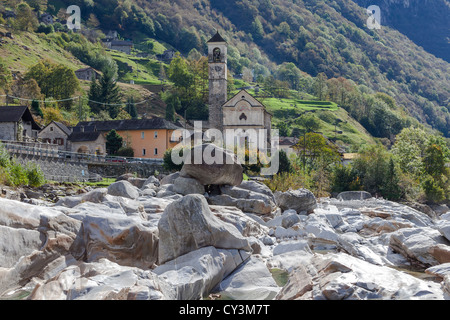 Lavertezzo und den Fluss Verzasca im Tessin, Schweiz Stockfoto