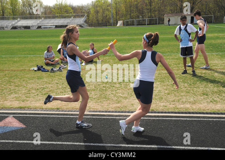 Mädchen High School-Staffellauf Stockfoto