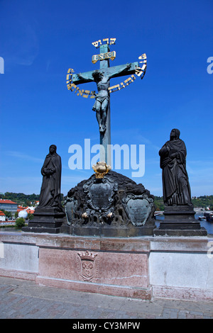 Statue von Christus am Kreuz auf der Karlsbrücke in Prag, Tschechische Republik Stockfoto