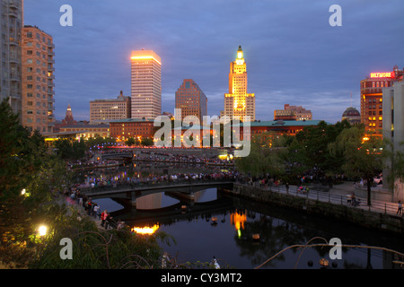 Providence Rhode Island, New England, Waterplace Park, Flusspromenade, Providence River Water, Skyline der Stadt, Stadtbild, Innenstadt, Dämmerung, Nachtleben, Rathaus, b Stockfoto