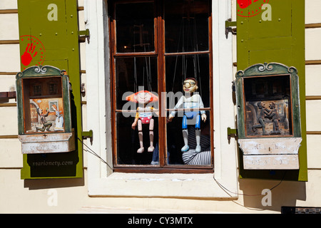 Marionetten hängen in einem Schaufenster Puppe in Prag, Tschechische Republik Stockfoto