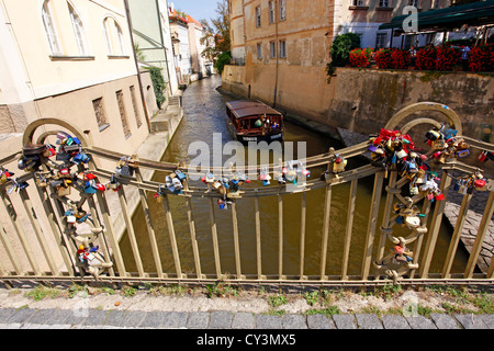 Vorhängeschlösser auf Schmiedearbeiten von einer Brücke in Prag, Tschechische Republik Stockfoto