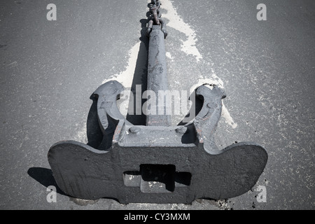 Altes Schiff festmachen Anker mit Kette auf trockenem Boden im Hafen Stockfoto