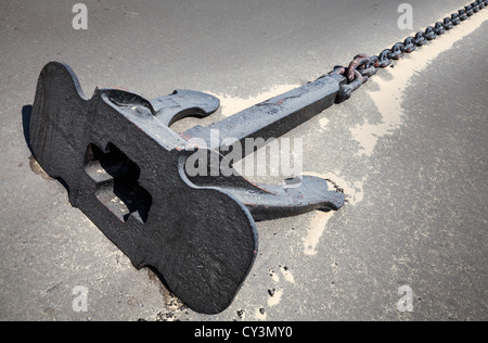 Großes Schiff festmachen Anker mit Kette auf trockenem Boden im Hafen Stockfoto